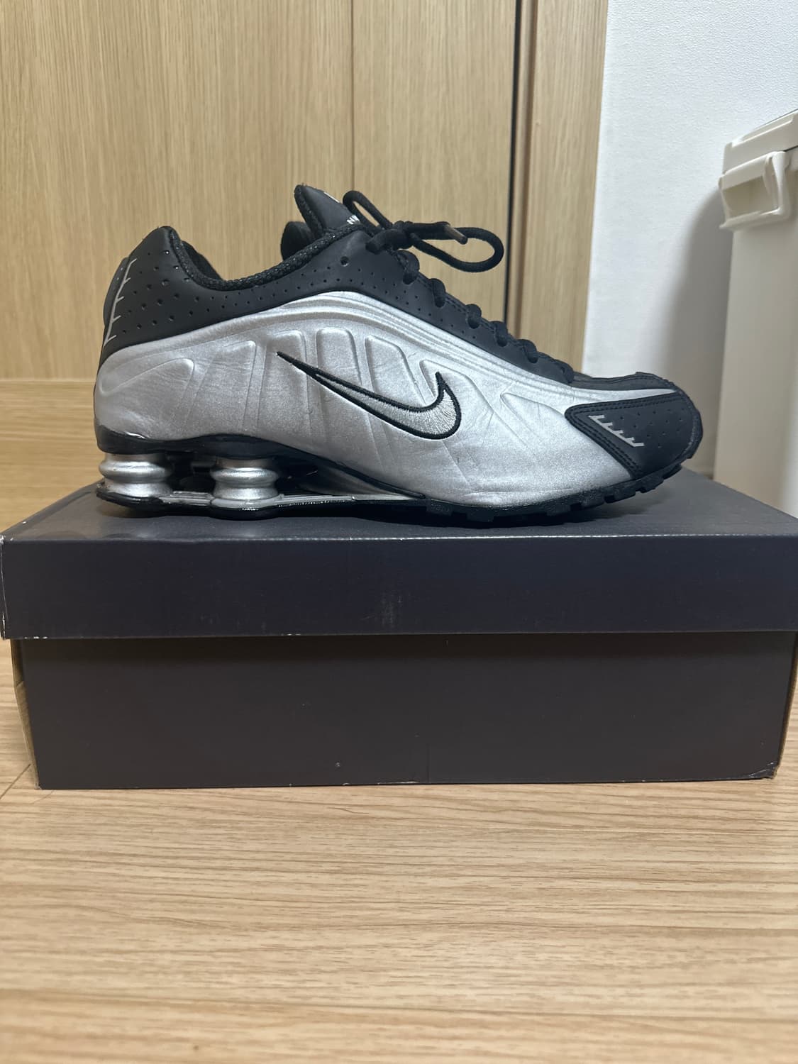 나이키 샥스 R4 메탈릭 실버 블랙 상품이미지1
