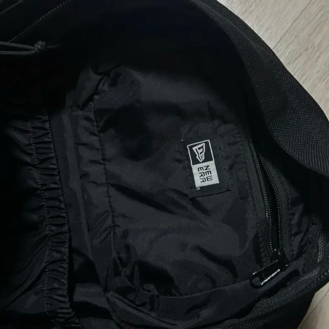 뉴에라 23시즌 리뉴얼 블랙 캐리어 백팩 상품이미지5