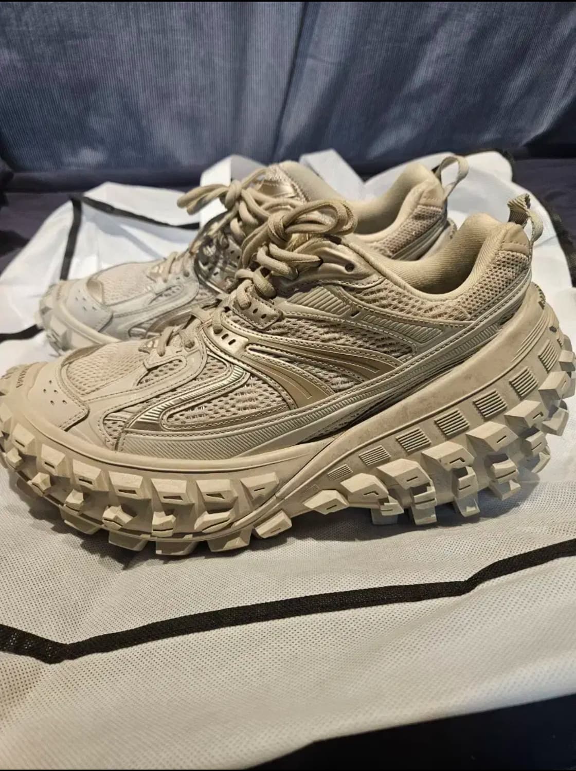 발렌시아가 디펜더 EU43 베이지 상품이미지3