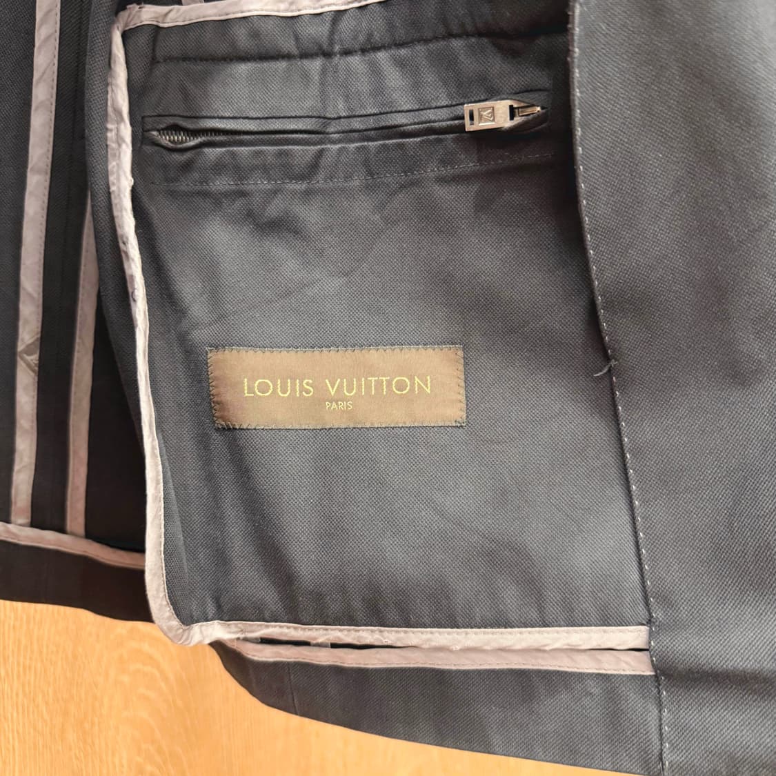 루이비통 싱글 자켓 투버튼 플랩 포켓 내부 지퍼 포켓 디테일 블랙 상품이미지7