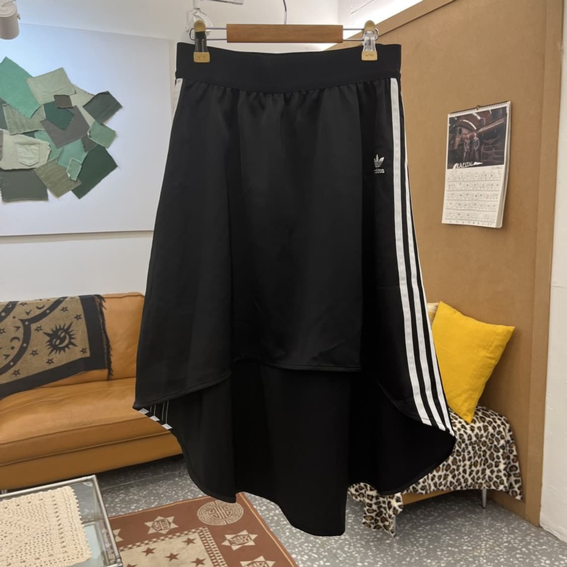 아디다스 스포티 키치 새틴 언발 삼선 플레어 롱스커트 S C10316 상품이미지3
