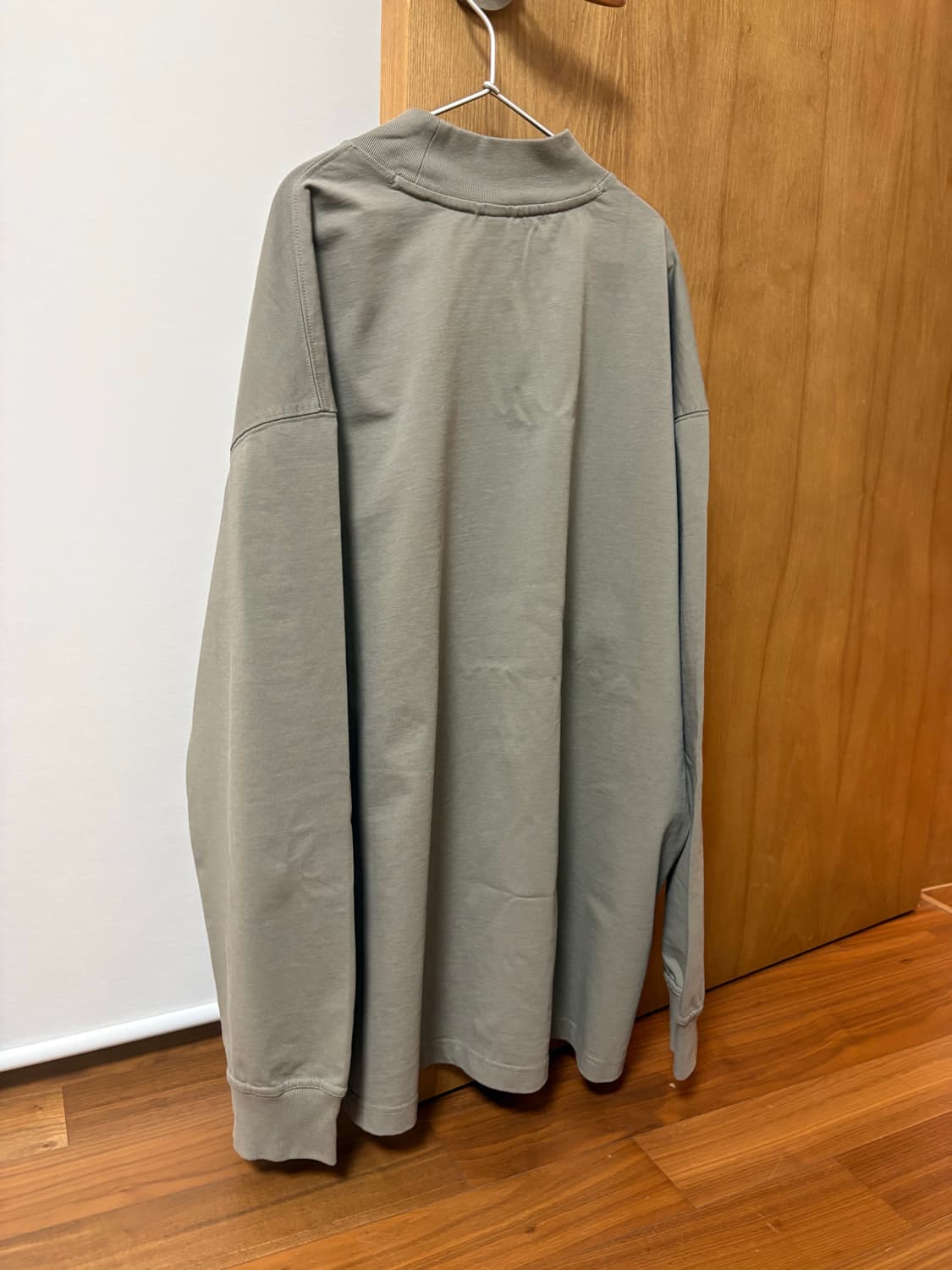 모이프 [AW25] 배기 모크넥 롱슬리브 티 / 올리브 그레이 Size1 상품이미지4