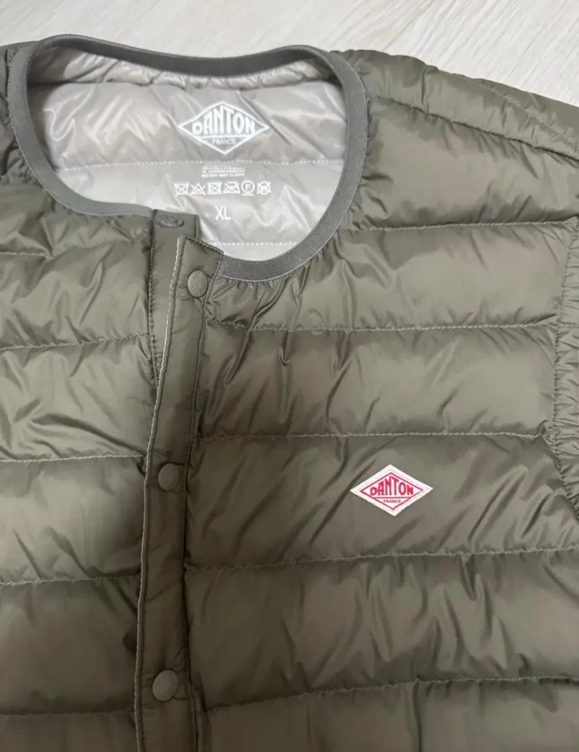 단톤 이너 다운 크루넥 베스트 올리브 XL 판매해요 상품이미지5