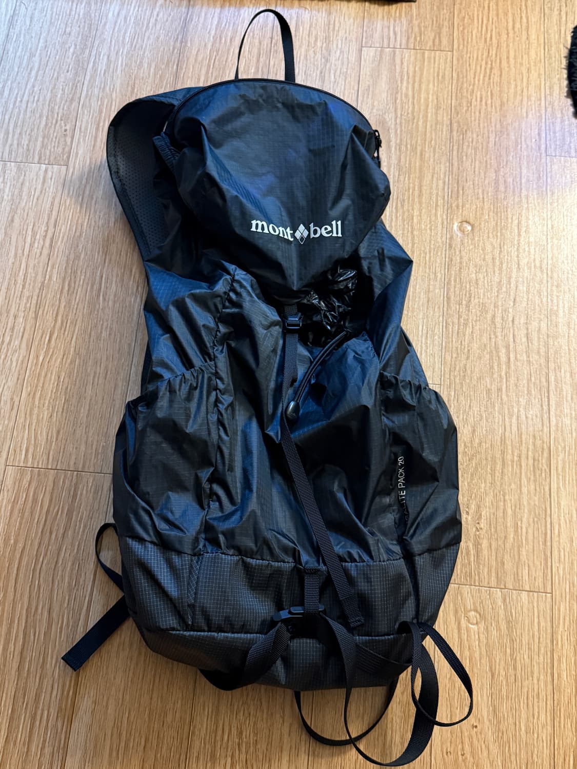 💥몽벨 버사라이트 팩 20 백팩 건메탈 다크 그레이💥 상품이미지1