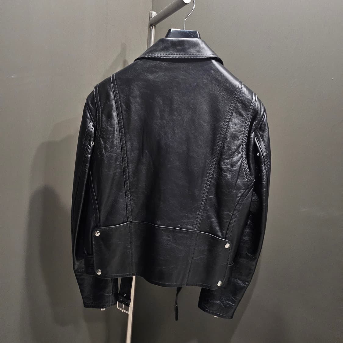 셀린느 옴므 텍스처드 레더 지퍼

클로저 바이커 가죽자켓 상품이미지3