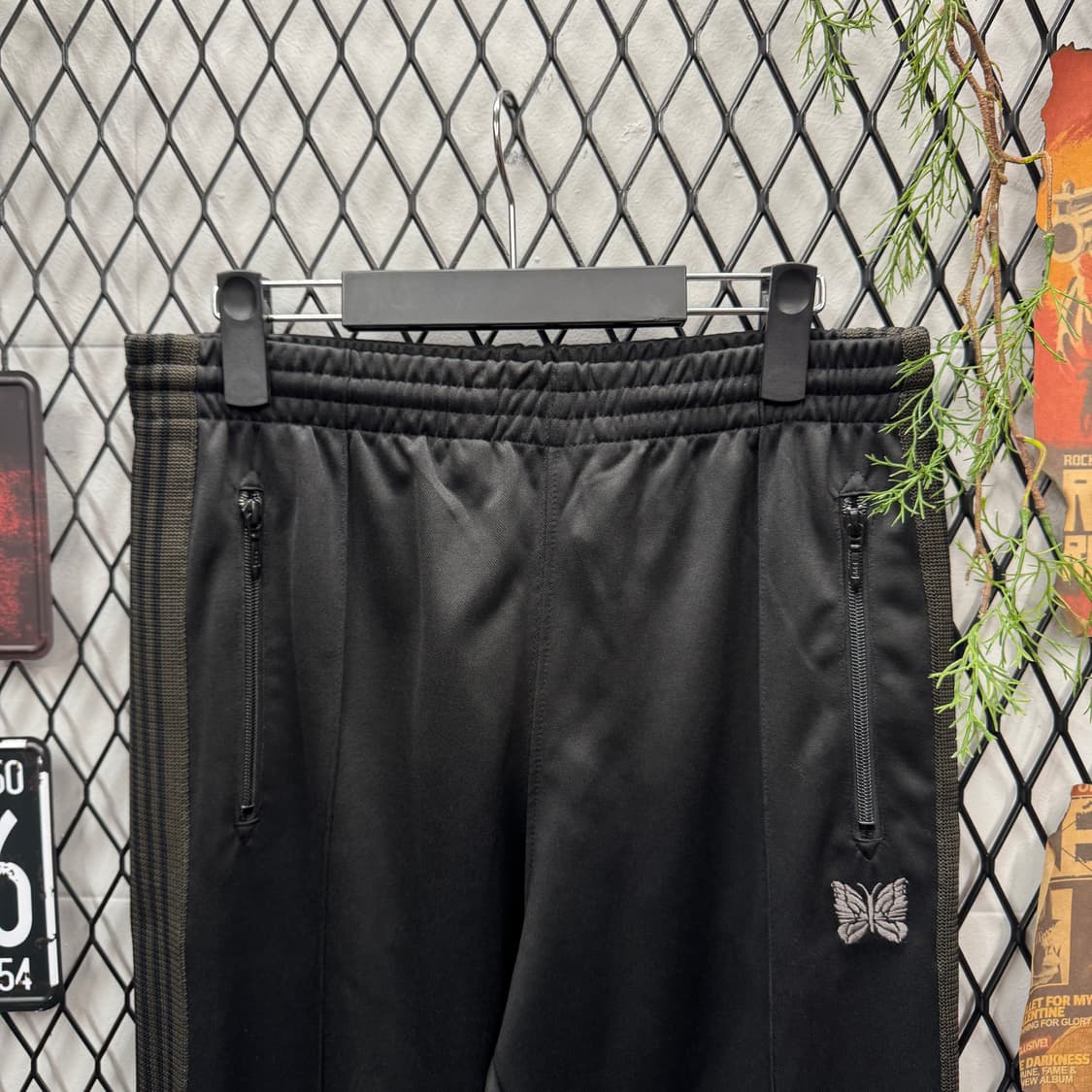 니들스 빈티지 사이드 트랙 팬츠 나비 자수 포인트 그레이 블랫 배색 상품이미지3