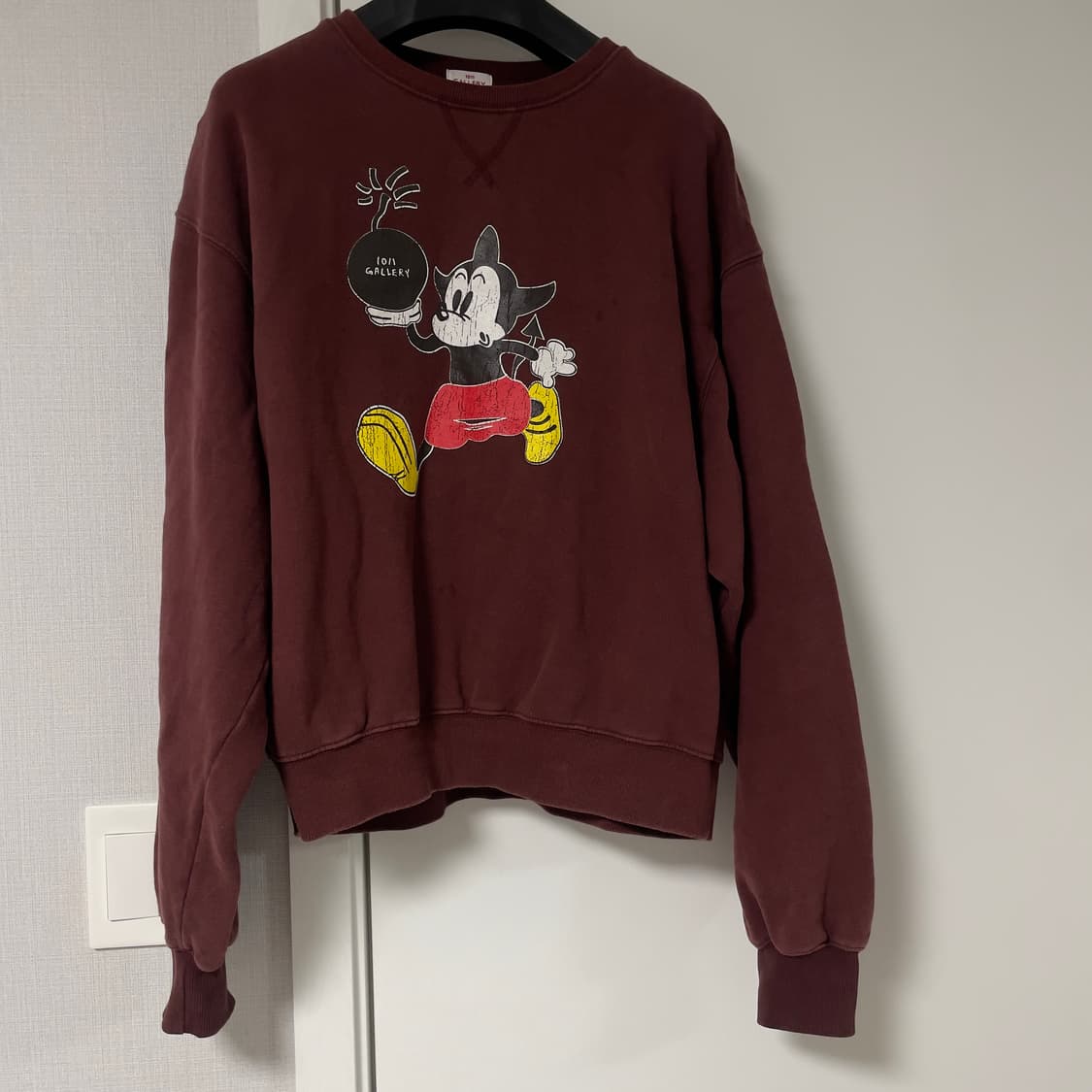 1011갤러리 미키마우스 맨투맨 버건디 상품이미지1