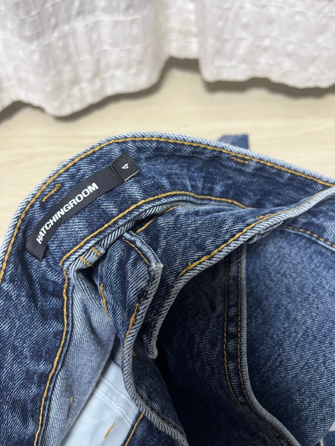 해칭룸 커브드 진 워시드 블루 상품이미지3