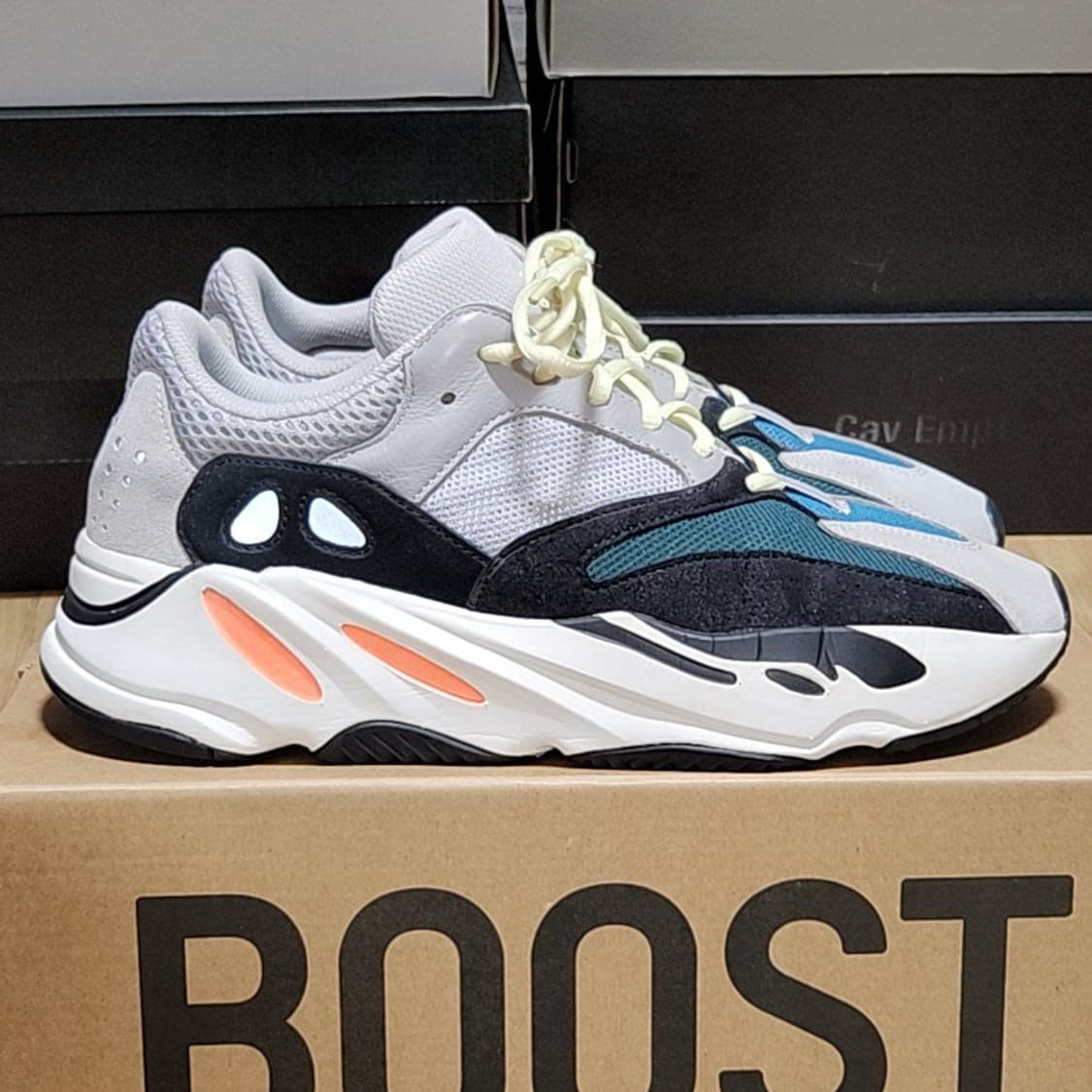 아디다스 275 이지부스트 웨이브러너 700 상품이미지4