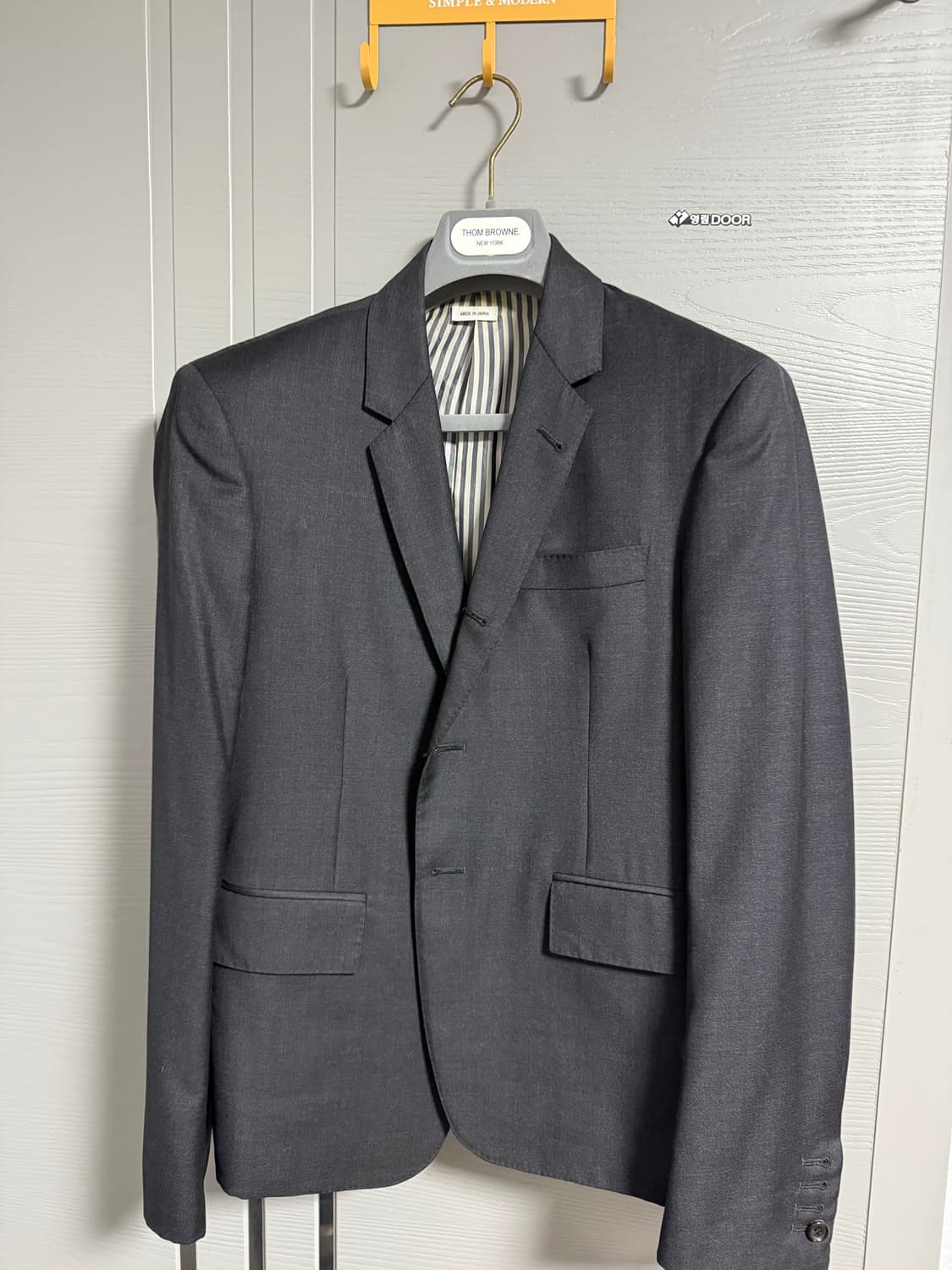 톰브라운 하이암홀 다크그레이 수트 2사이즈 상품이미지1