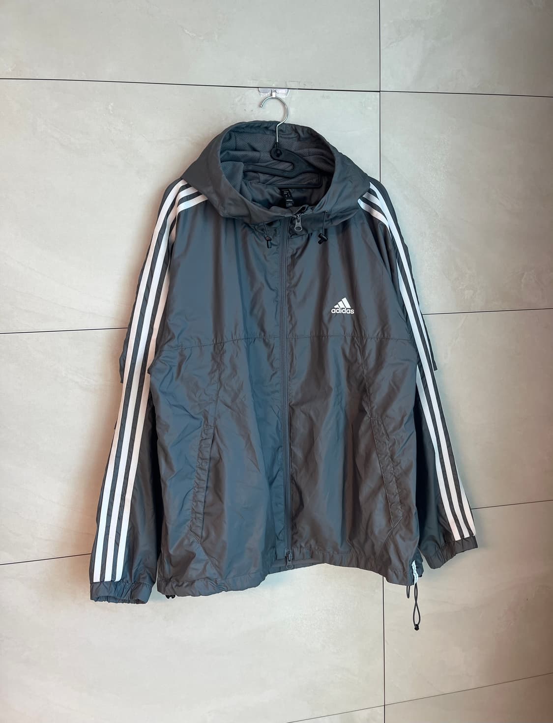 아디다스 에센셜 루즈핏 바람막이 그레이 [L] 상품이미지3