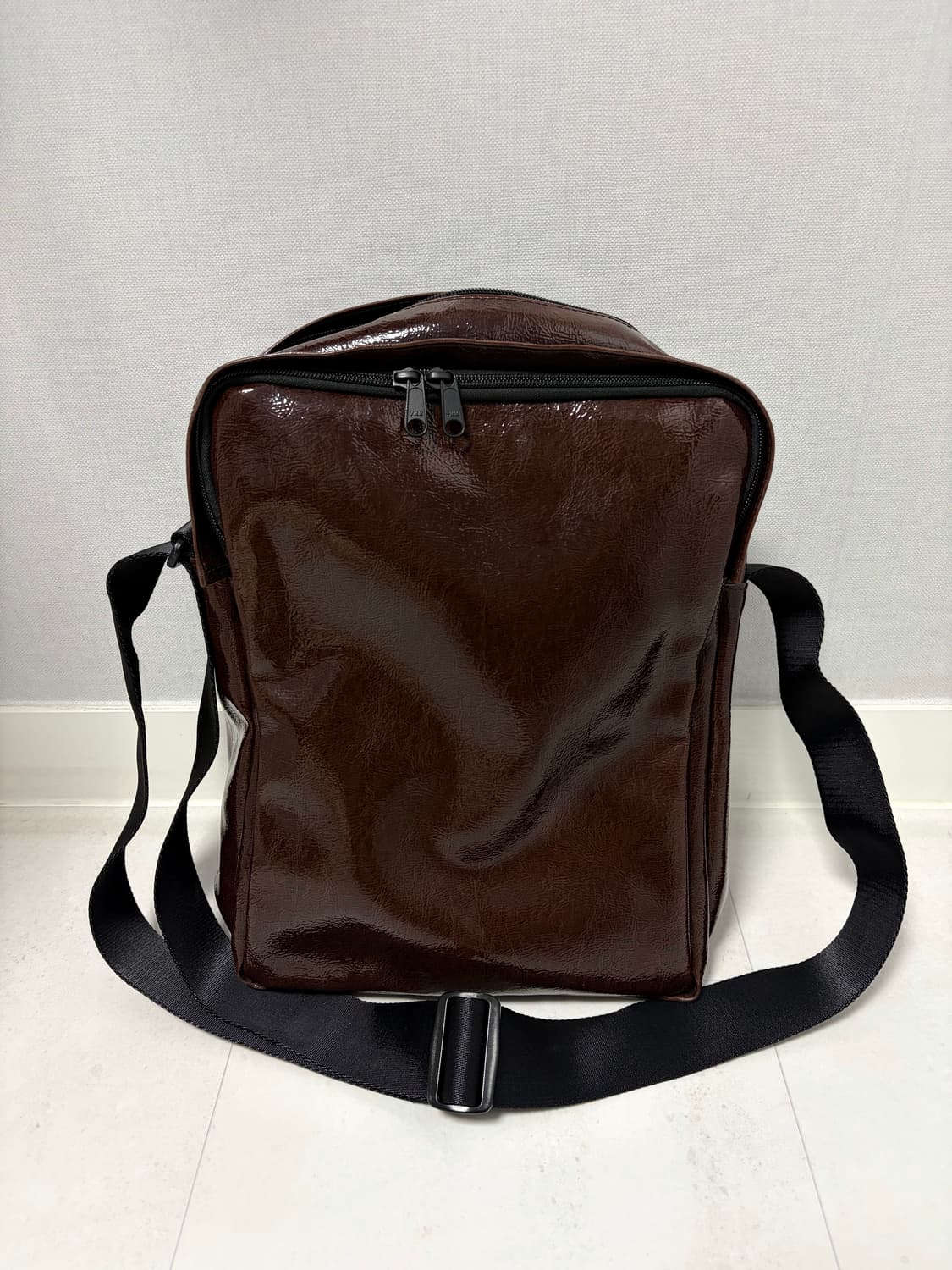 레귤라 코팅 크로스백 상품이미지1