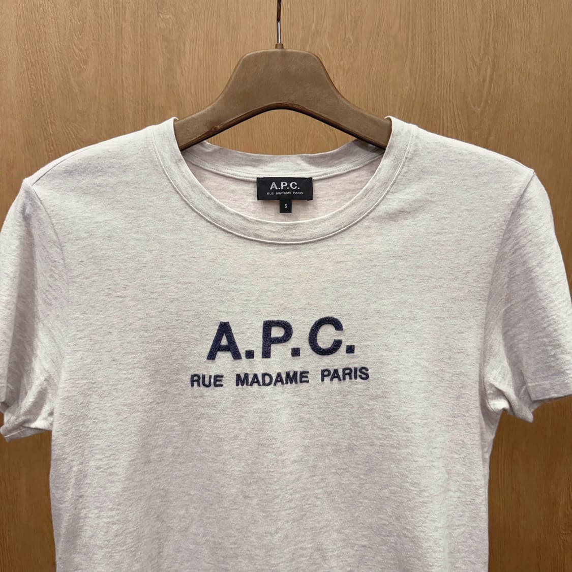 아페쎄 로고 자수 레터링 반팔 티셔츠 크루넥 라인 그레이 상품이미지4