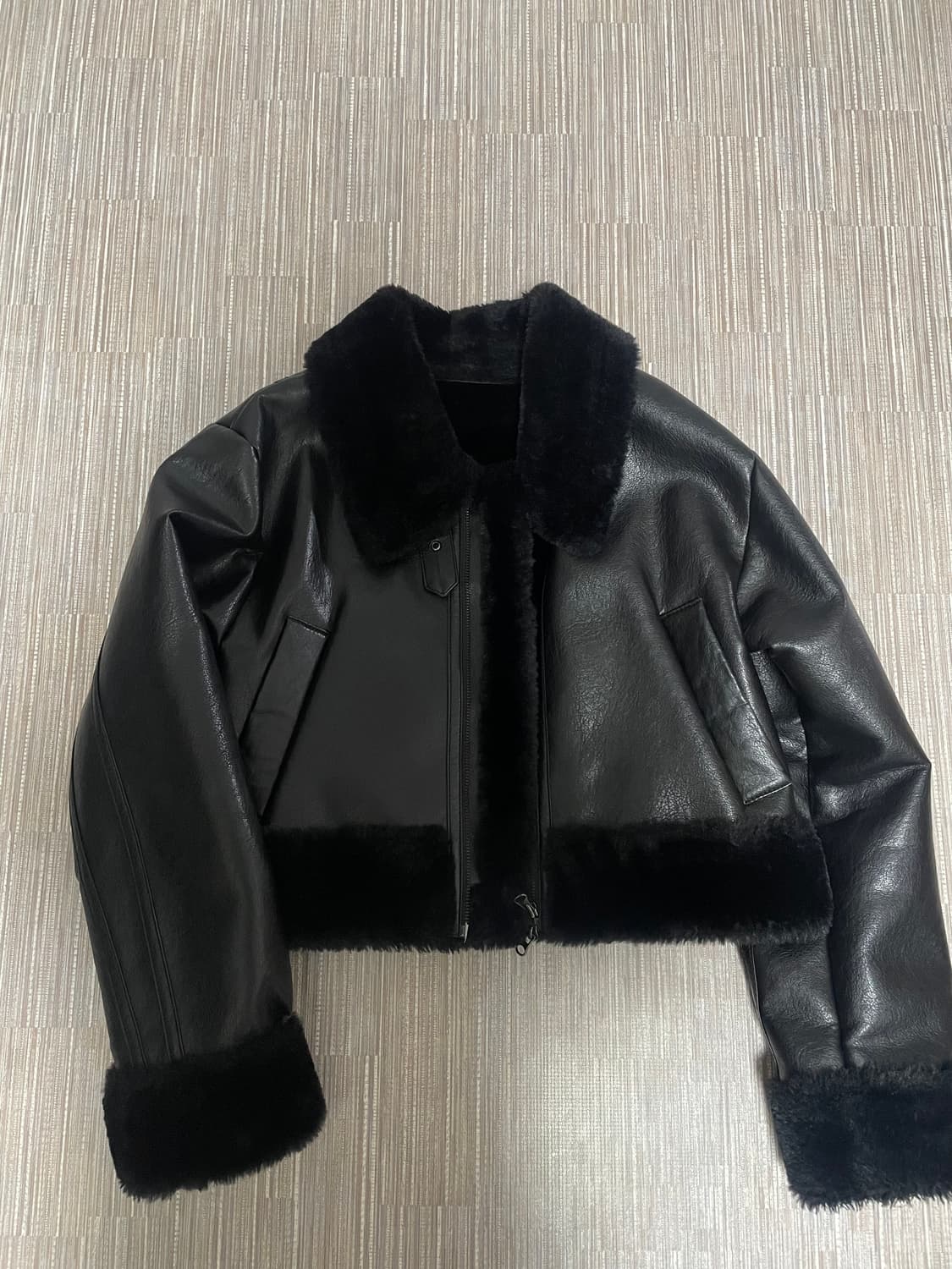 거의새거)보헤미안서울 하이넥 숏 무스탕 블랙 상품이미지3