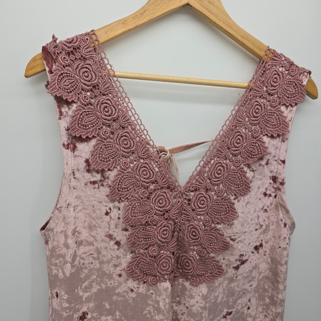 오리엔탈 더스티 핑크 컬러의 벨벳 레이스 포인트 원피스 상품이미지3