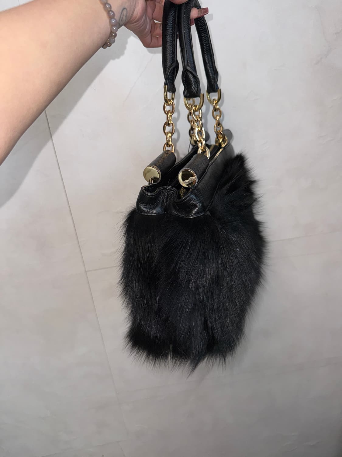 Della Stella black cow skin fox fur 숄더백 상품이미지4