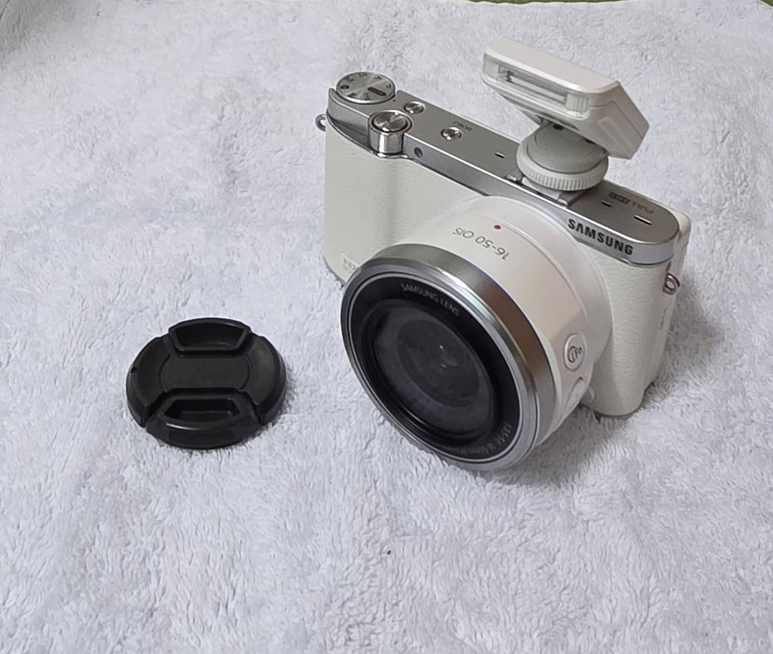 삼성 NX3000 미러리스 카메라와 16-50mm 렌즈 팝니다. 상품이미지1