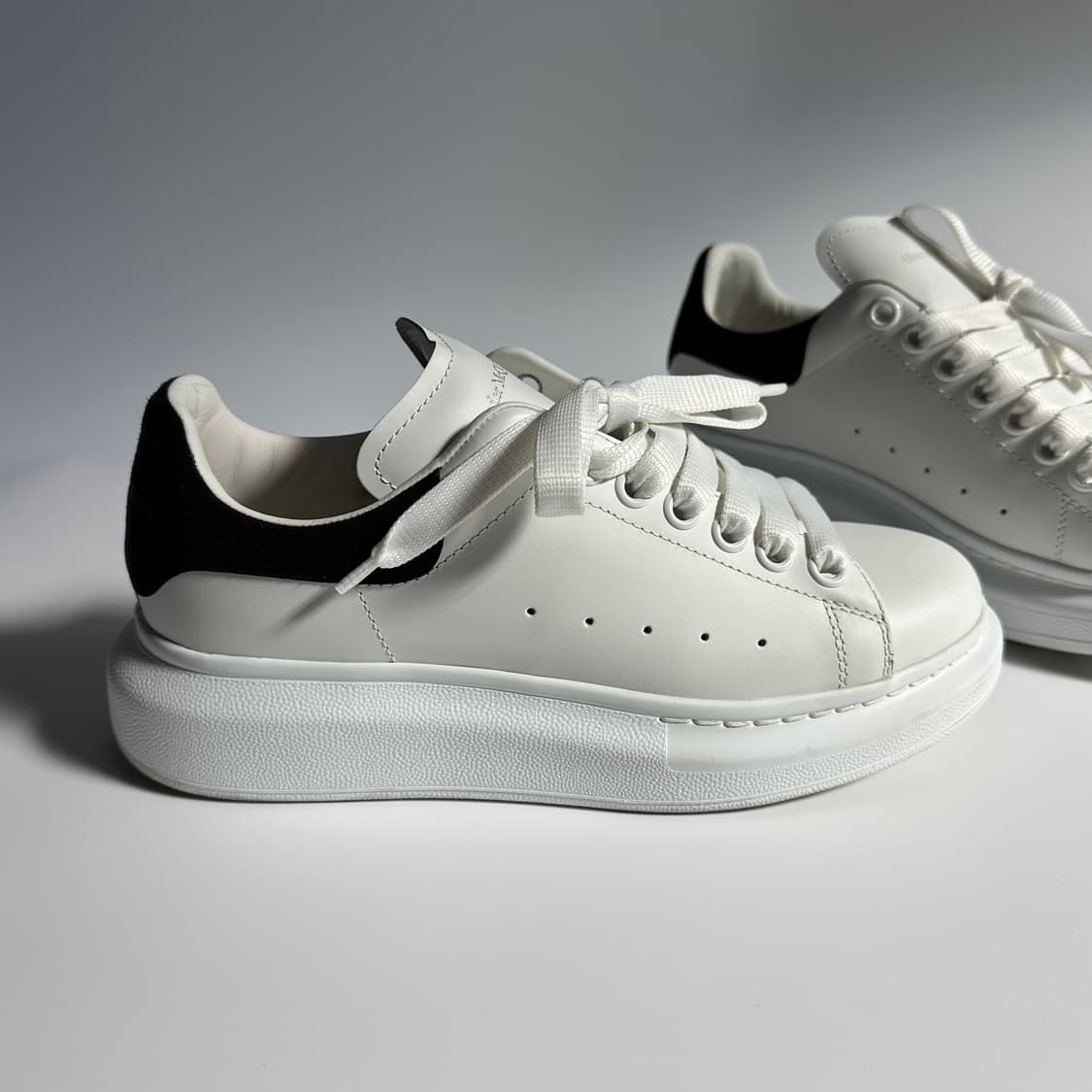 [새상품급/풀구성] 알렉산더 맥퀸 오버솔 스니커즈 37.5(245) 상품이미지3