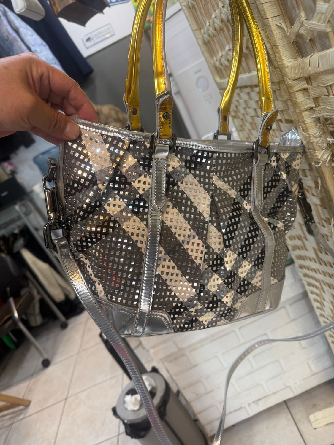 정품 버버리 실버 체크 2way백 팝니다 상품이미지3