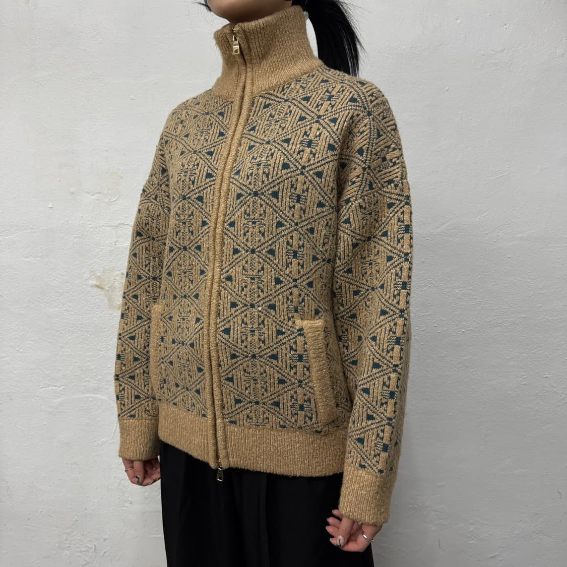 소어트(soerte) 22AW 베이지 자카드 하이넥 드라이버 니트 집업 상품이미지1