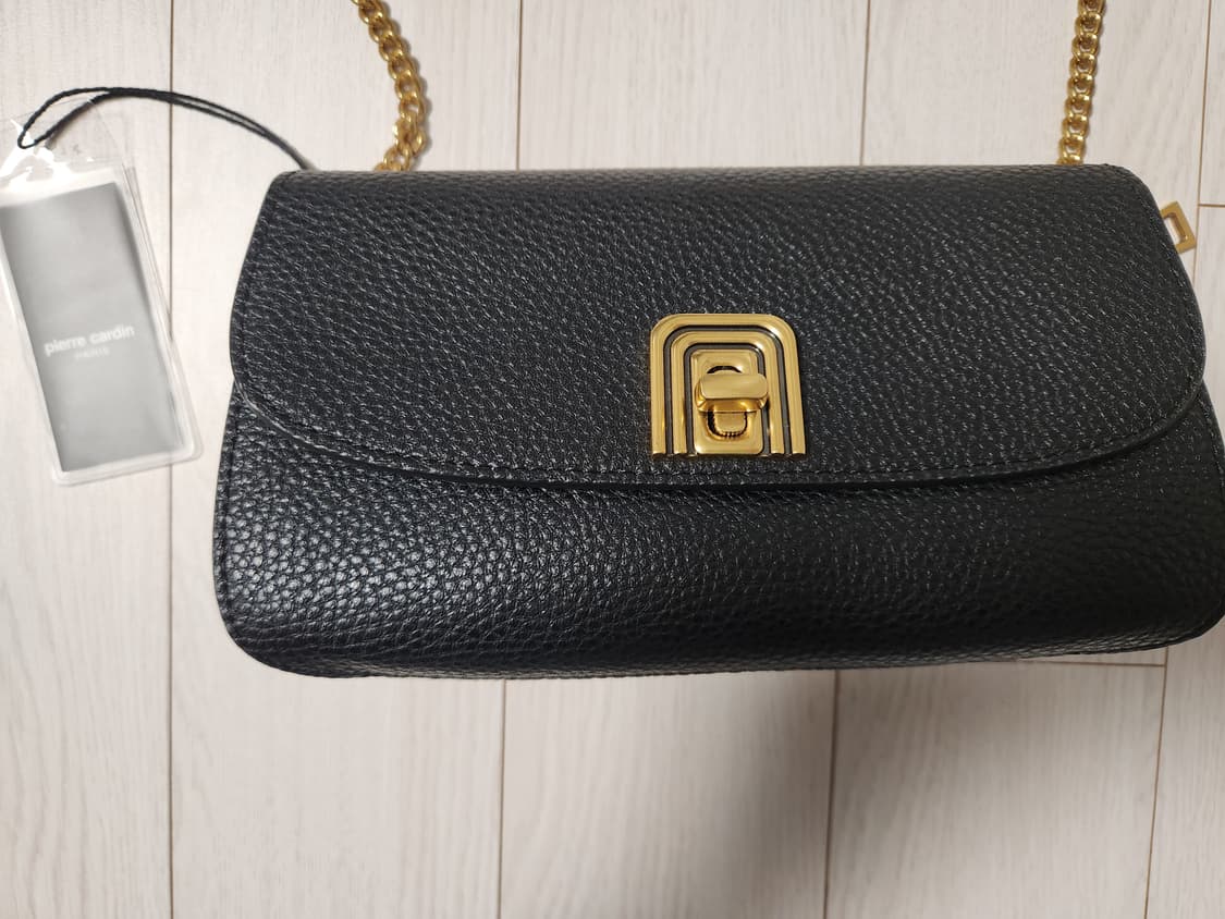 피에르가르뎅 크로스백 체인백 블랙(새상품)

피에르가르뎅 블랙 크로스백  상품이미지4