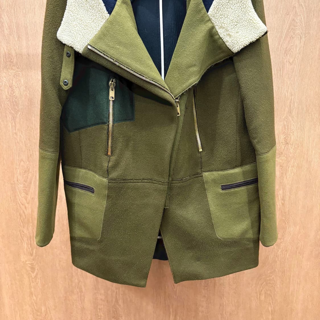 시스템 울 믹스 후드 집업 코트 사선 지퍼 블록 패치워크 디테일 카키 상품이미지5