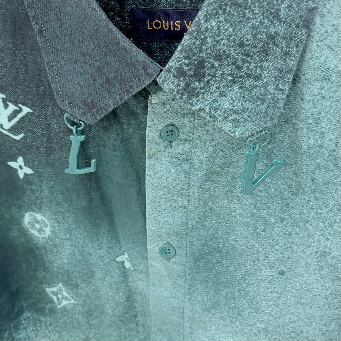 [S급/M] 루이비통 그라데이션 스프레이 모노그램 셔츠 상품이미지6