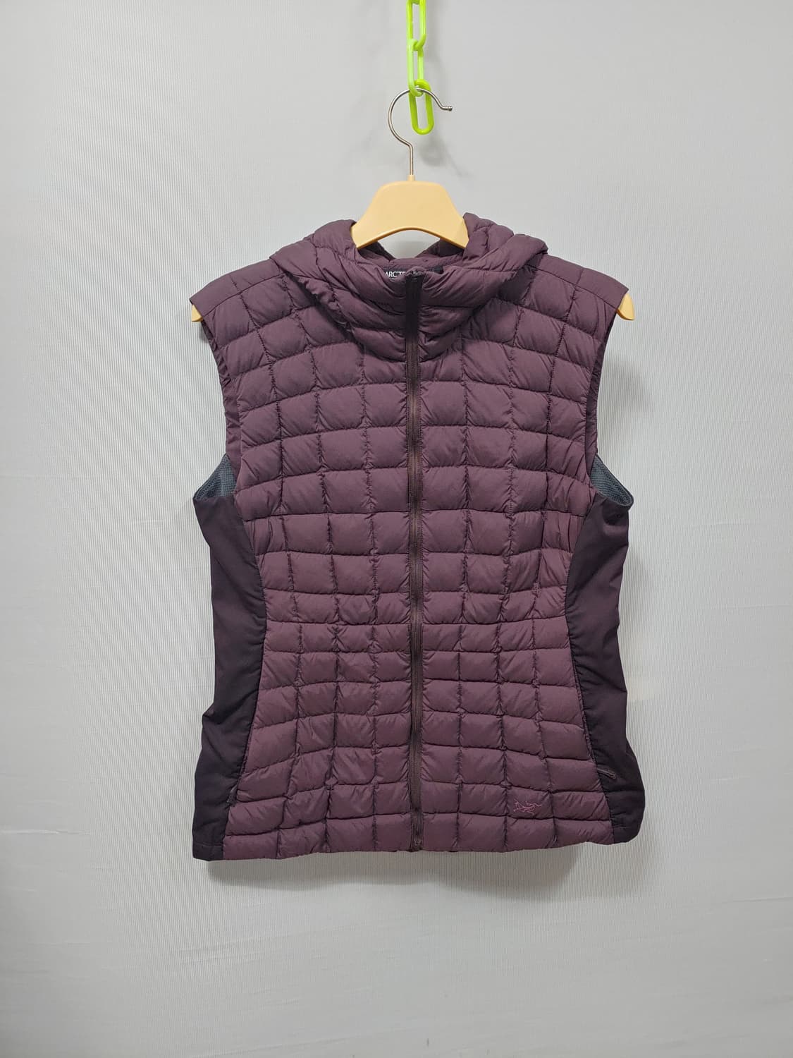 아크테릭스 여성 후드 패딩 조끼 버건디 100 상품이미지1