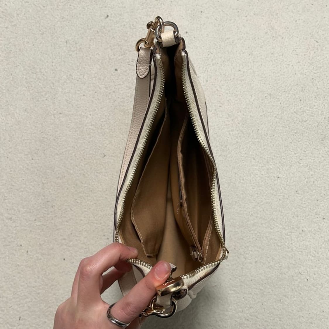 코치 페블레더 테리 호보백 아이보리 상품이미지4