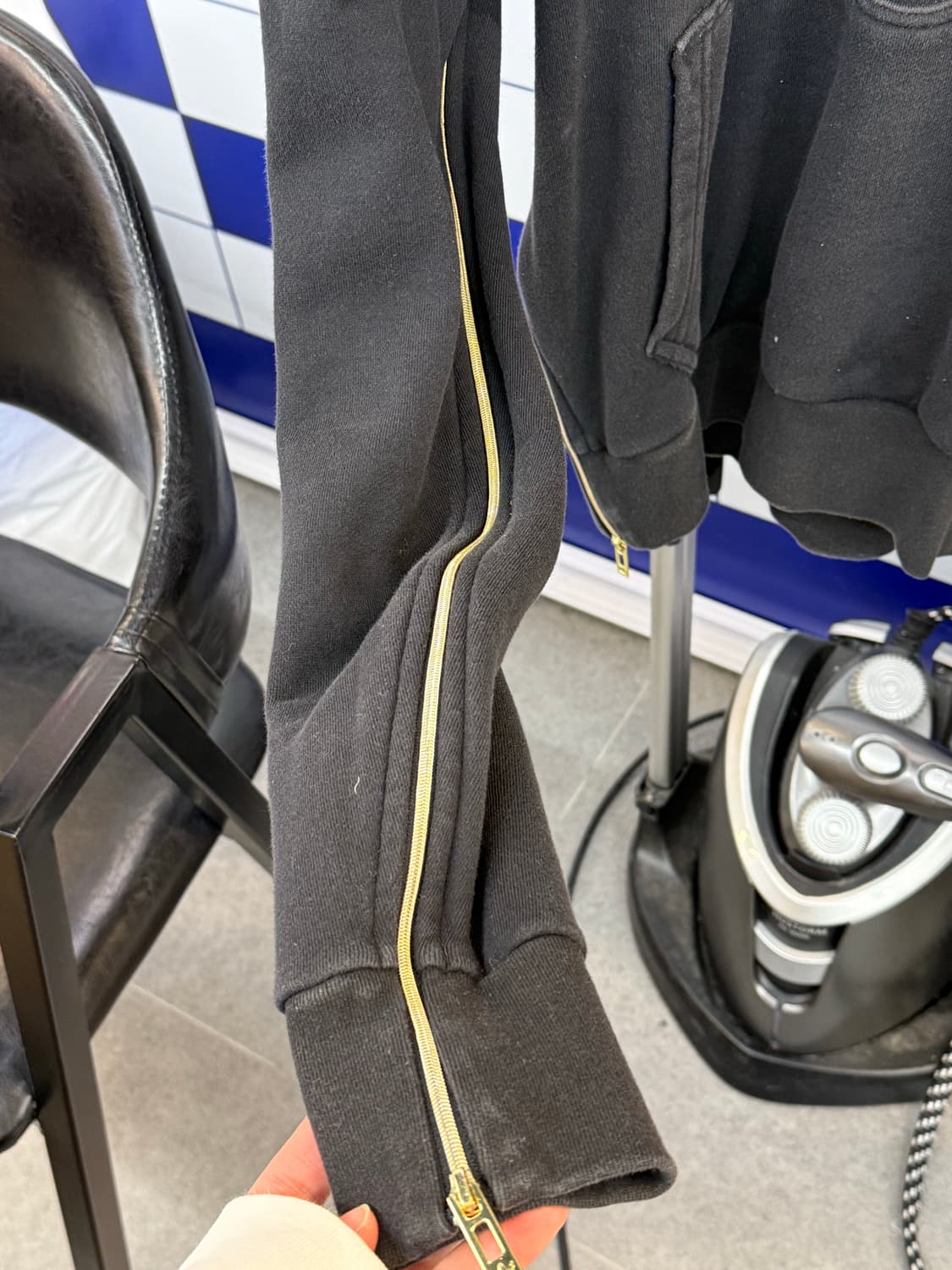 아디다스 금장로고 블랙 후드티 상품이미지3