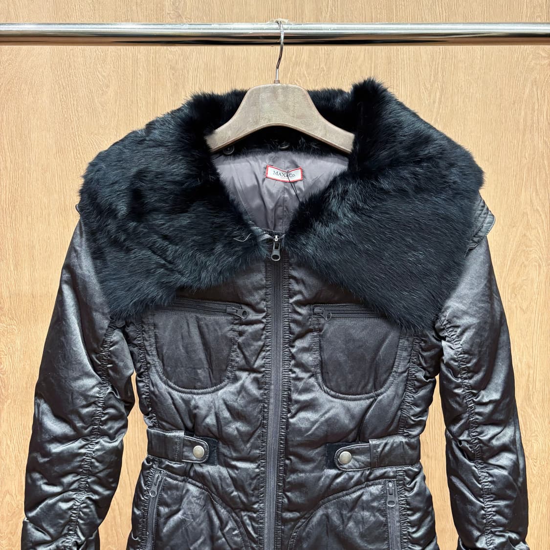 막스앤코 슬림핏 숏 퀄팅 패딩 자켓 넥 라인 블랙 퍼 트리밍 디테일 차콜 상품이미지4