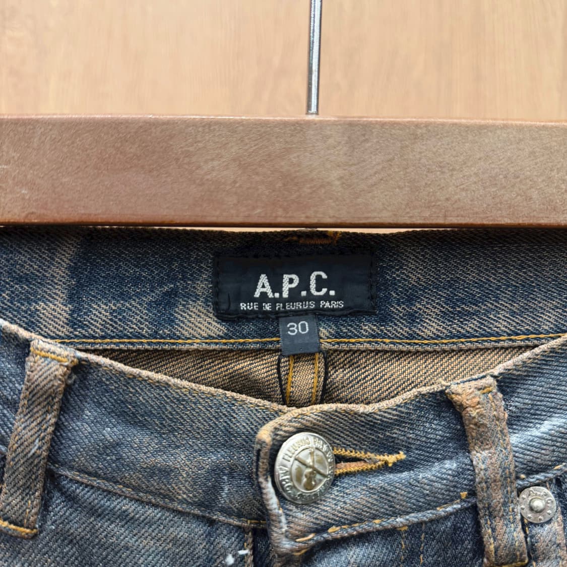 아페쎄 스트레이트핏 더티워싱 데님 팬츠 백포켓 로고 단추 디테일 진청 상품이미지6