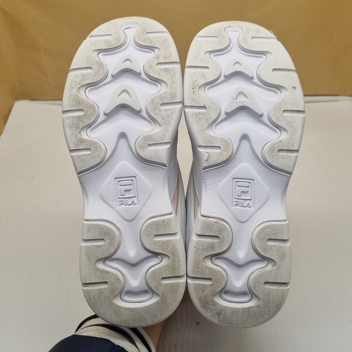 휠라 프리즘 홀로그램 운동화 245. 상품이미지3