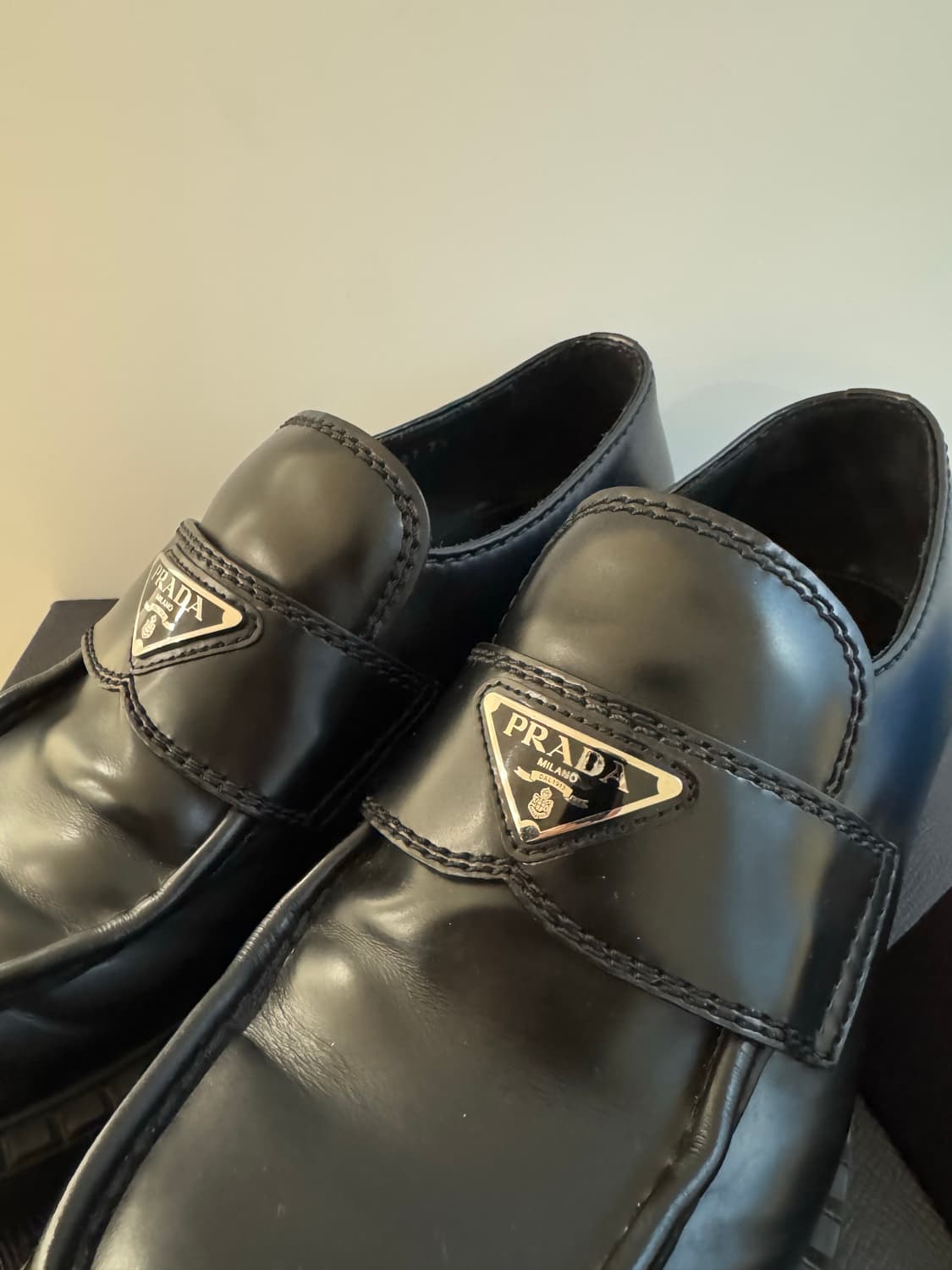 프라다 브러쉬드 삼각 로고 로퍼 (7.5사이즈) 상품이미지3