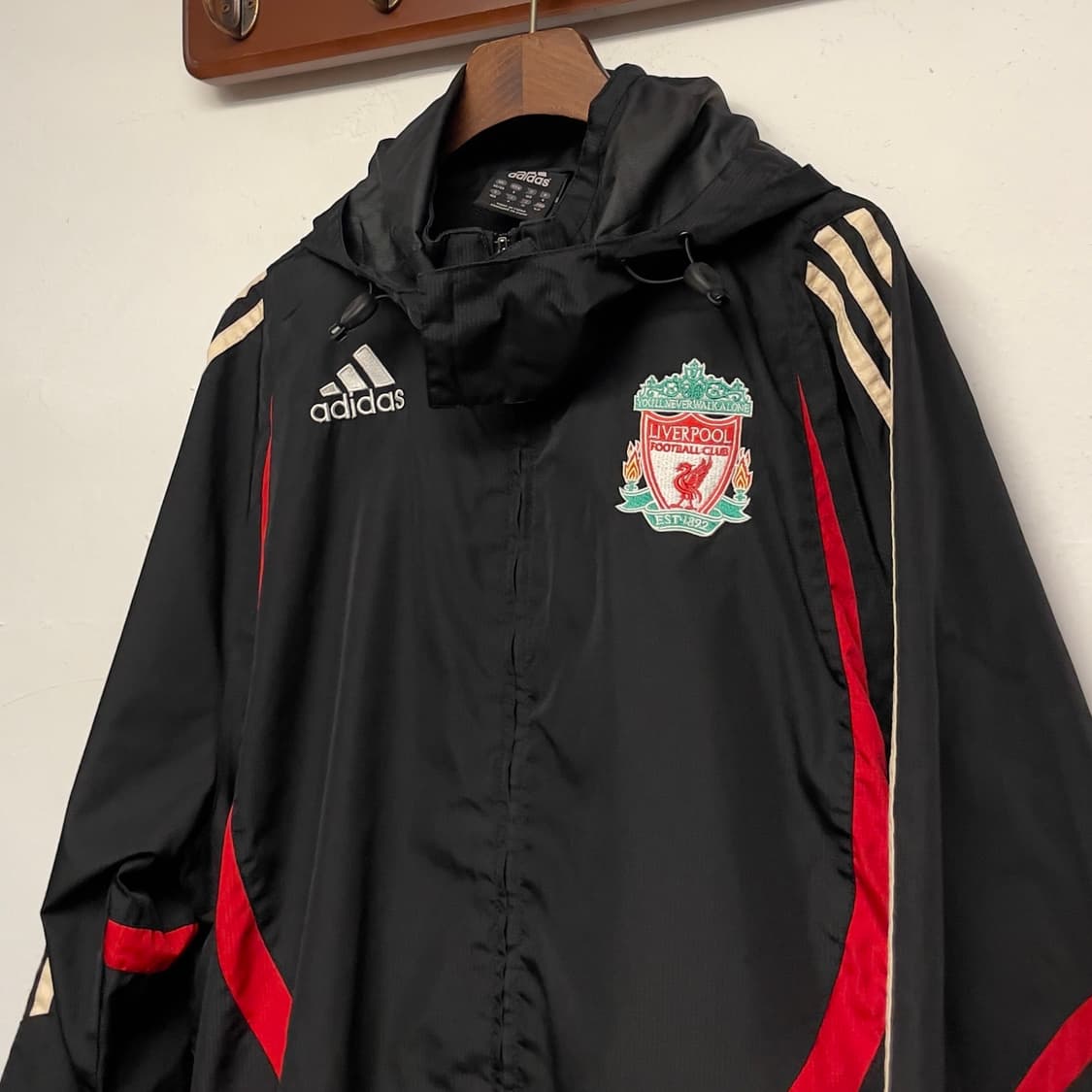 아디다스 리버풀 칼스버그 벤치 바람막이 자켓  상품이미지2
