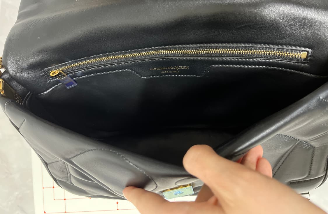 알렉산더 맥퀸 씰 백 블랙 라지 상품이미지6