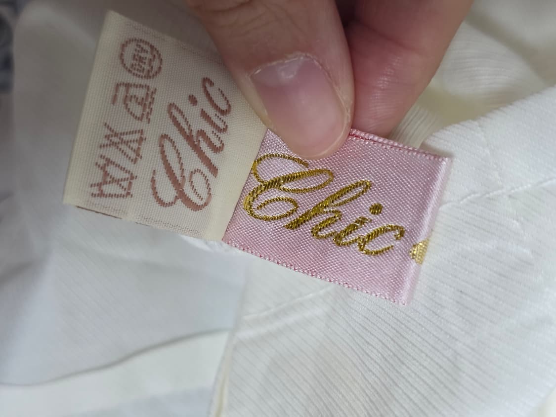 유럽풍 빈티지)공겜여주 화이트 프릴 퍼프소매오프숄더고딕새틴로맨틱블라우스 상품이미지3