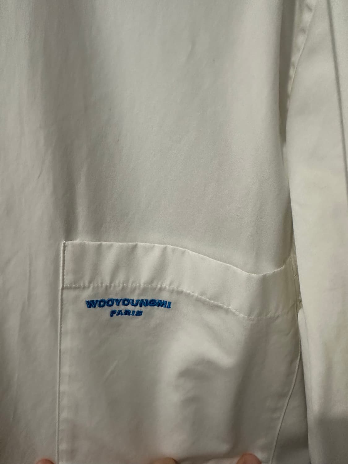 우영미 로고 화이트 셔츠 상품이미지3