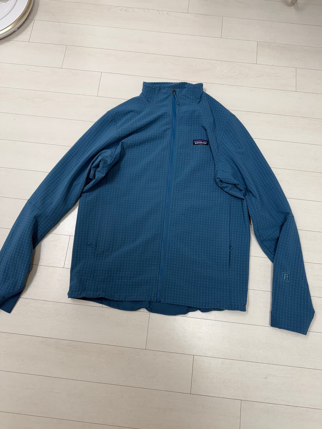 파타고니아 R1 풀집 자켓 블루 색상 M사이즈입니다. 보시는 것처럼 상태 상품이미지1