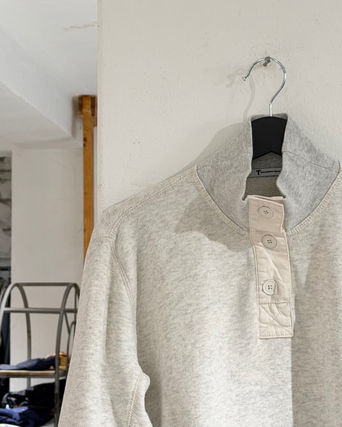 티 바이 알렉산더 왕 라이트 그레이 하이넥 크롭 스웻셔츠 상품이미지2