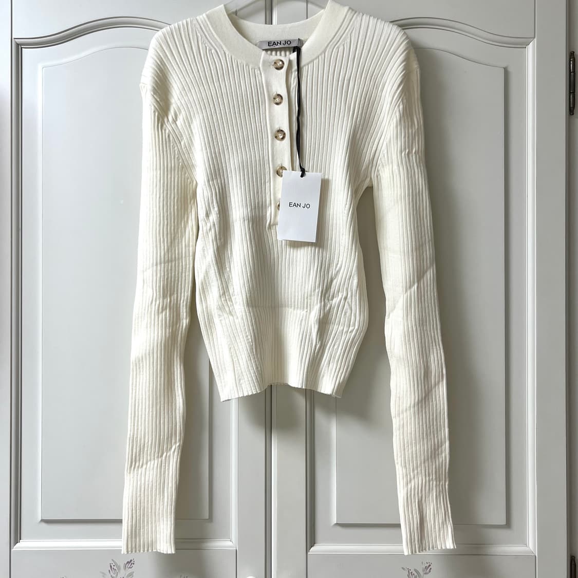 실사O) 이안조 DEEP HENLEY NECK RIBBED KNIT 상품이미지3