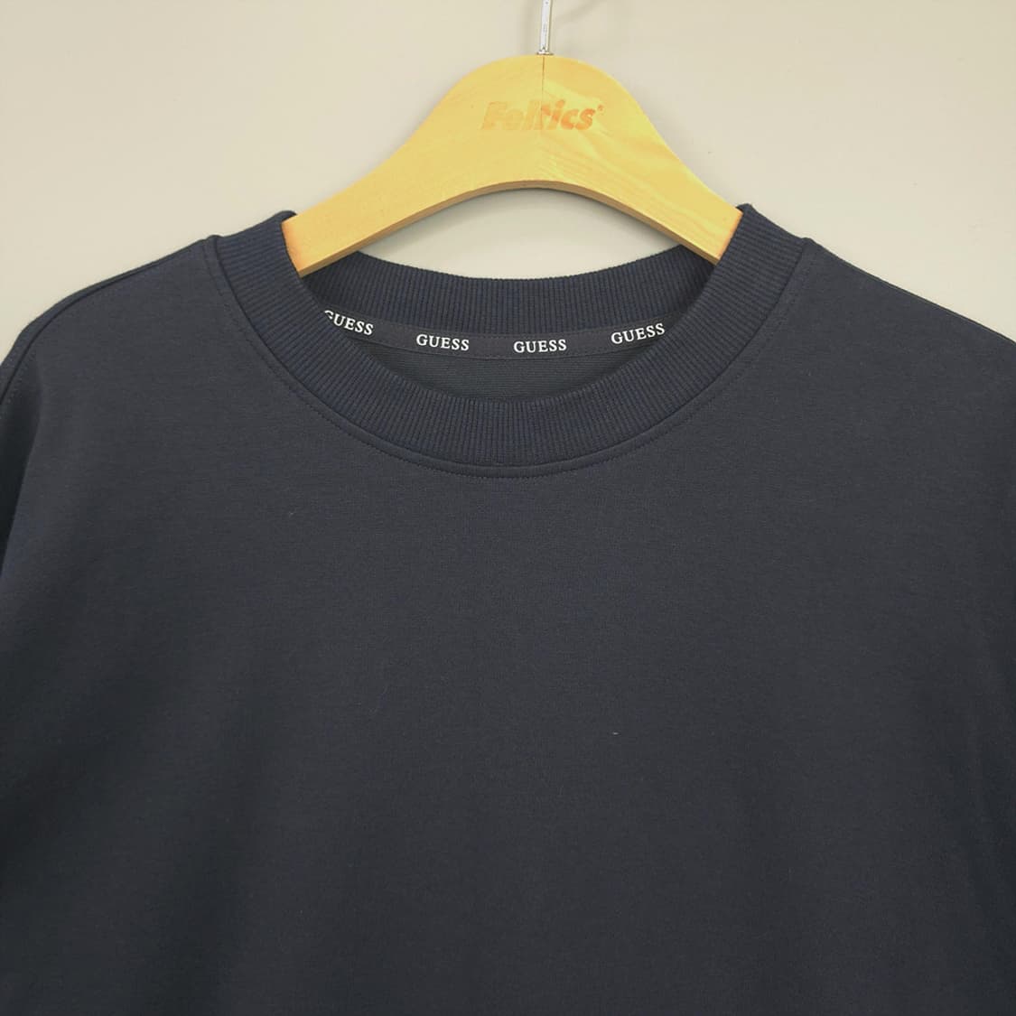 게스 GUESS 베이직 로고패치 맨투맨 네이비 100 상품이미지2