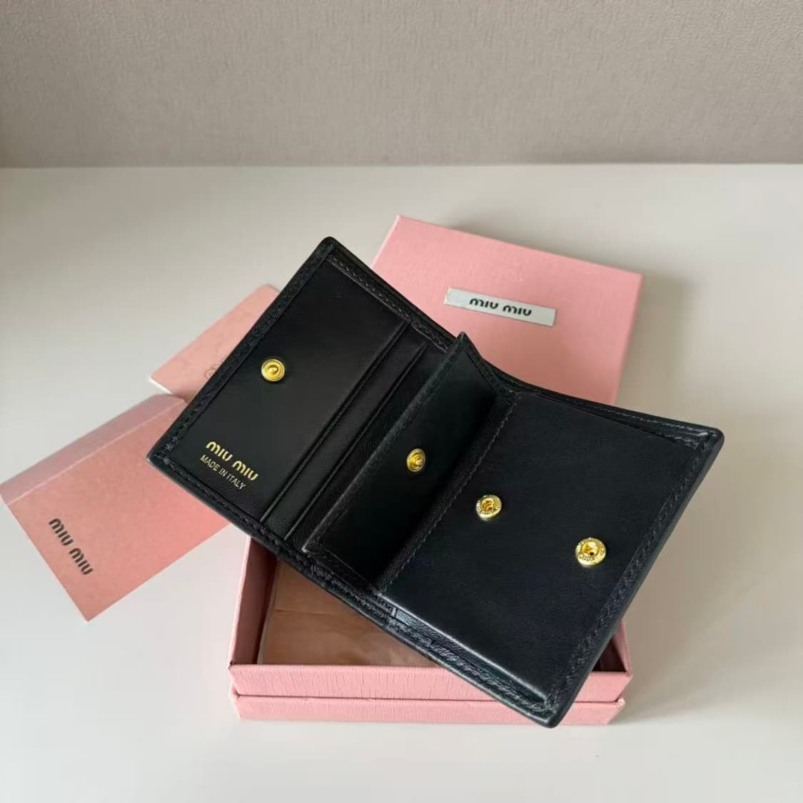 미우 미우 마테라쎄 나파 레더 카드 반지갑 블랙 상품이미지4