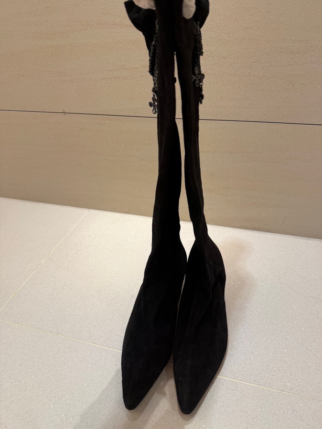 마인 블랙 스웨이드 체인 장식 롱부츠 240 한섬 구두 여성신발 힐 상품이미지4