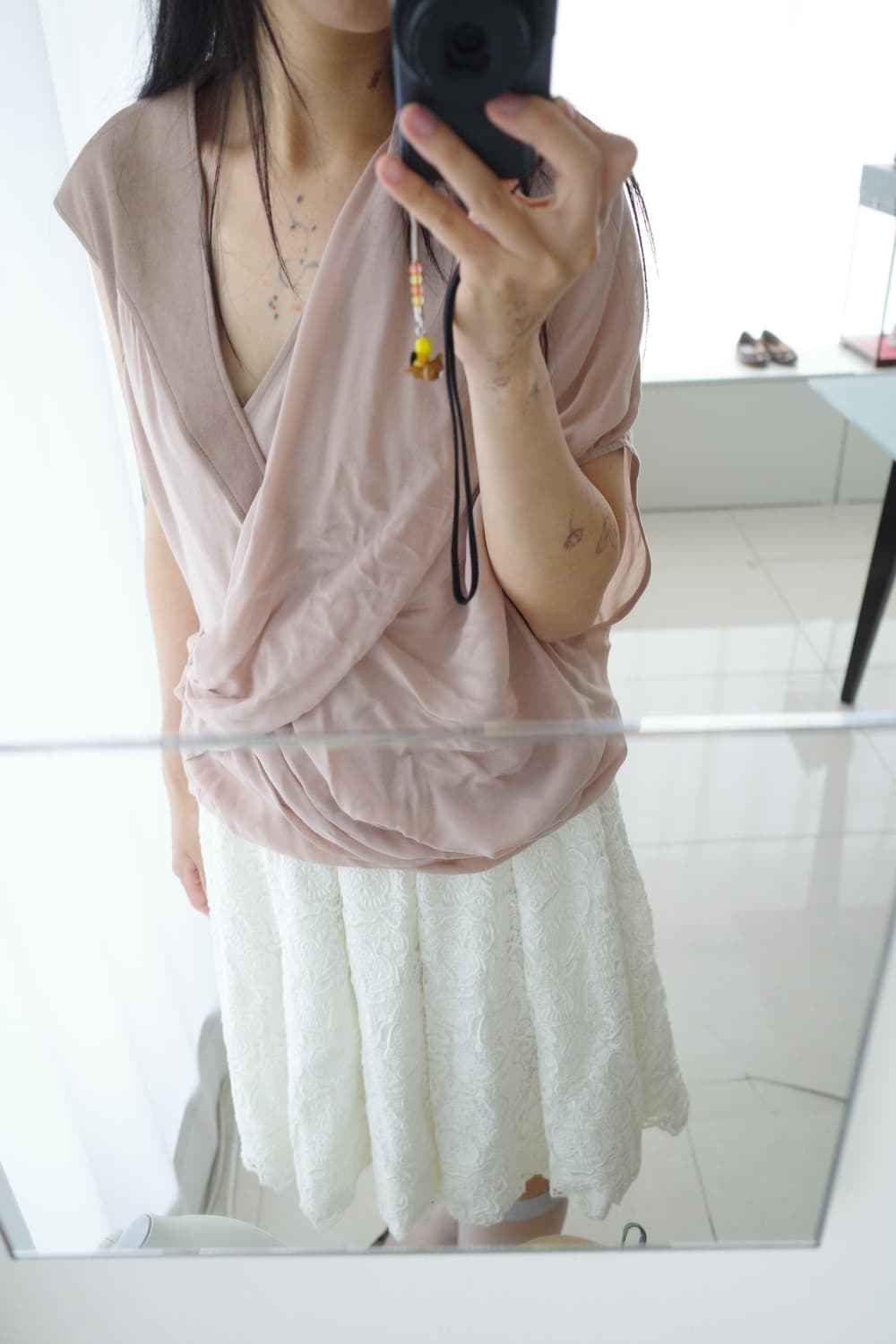 Silk tuck detailed layered top 상품이미지2