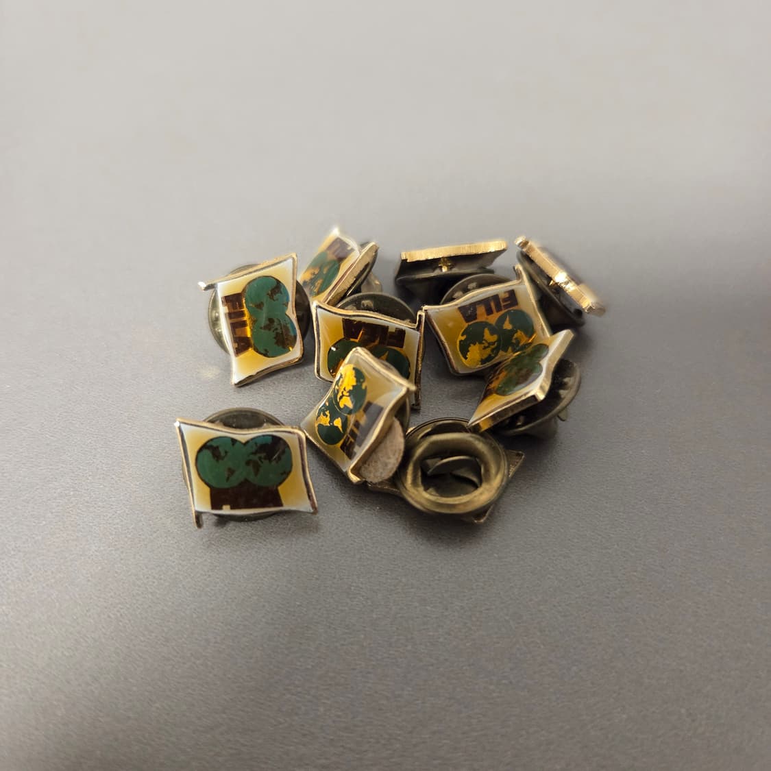 FILA 빈티지 글로브 플래그 뱃지 상품이미지1