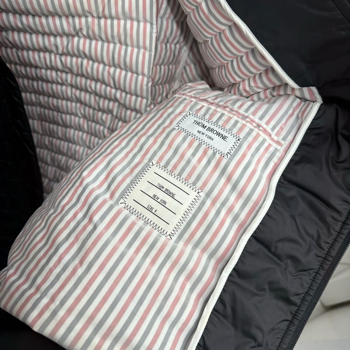 [4] 톰브라운 사선완장 후드 경량패딩 블랙 상품이미지4