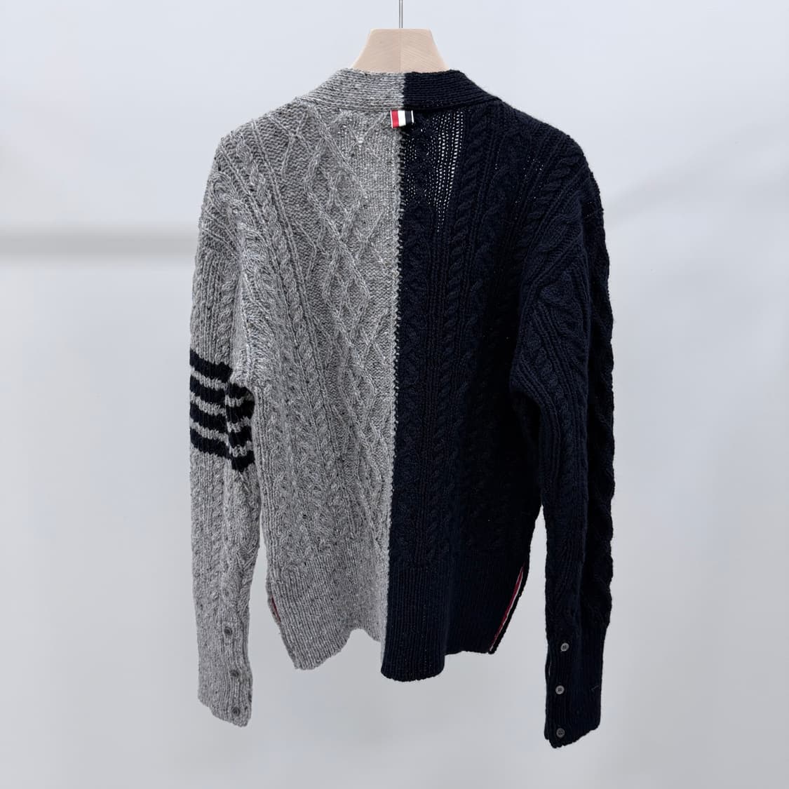 [S+급/5] 톰브라운 사선완장 아란케이블 펀믹스 가디건 상품이미지5