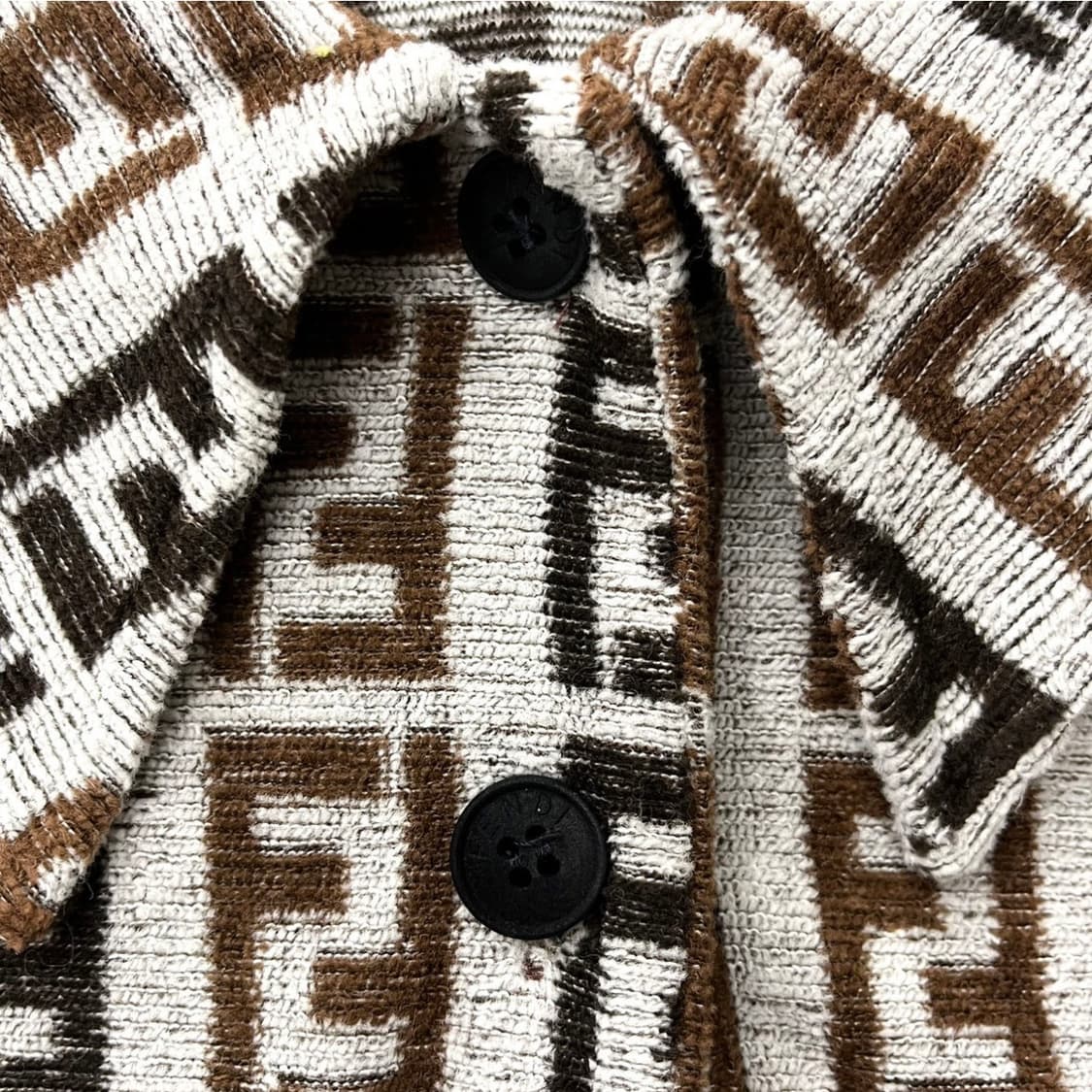 FENDI 펜디 90‘s 주카 패턴 카라 반팔티 상품이미지4