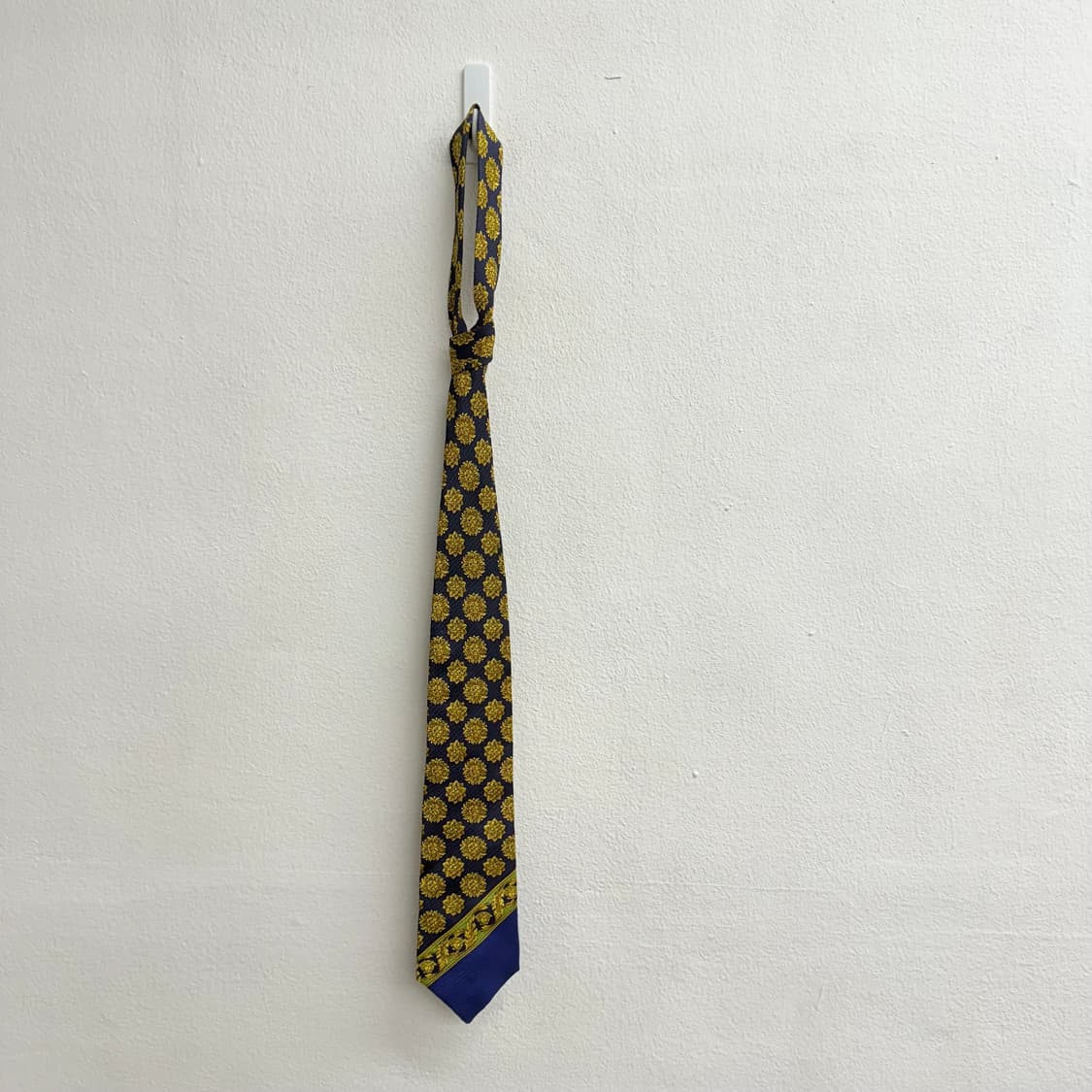 made iltay 베르사체 문양 네이비 골드 실크100 넥타이 상품이미지1